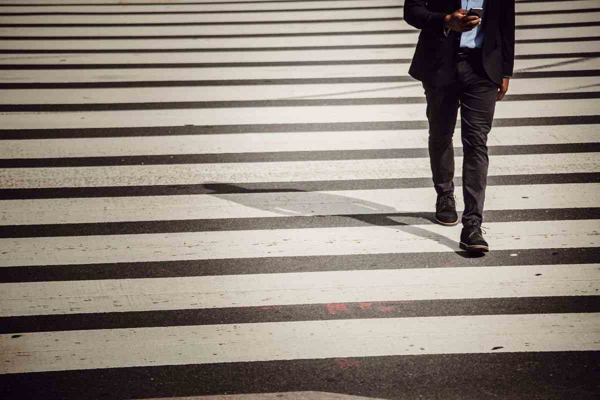 Qui è vietato usare il telefono anche a piedi 